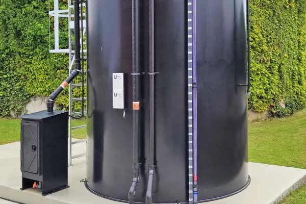 Fällmittel-Lagerbehälter und Befüllschrank einer Dosieranlage auf einer Kläranlage