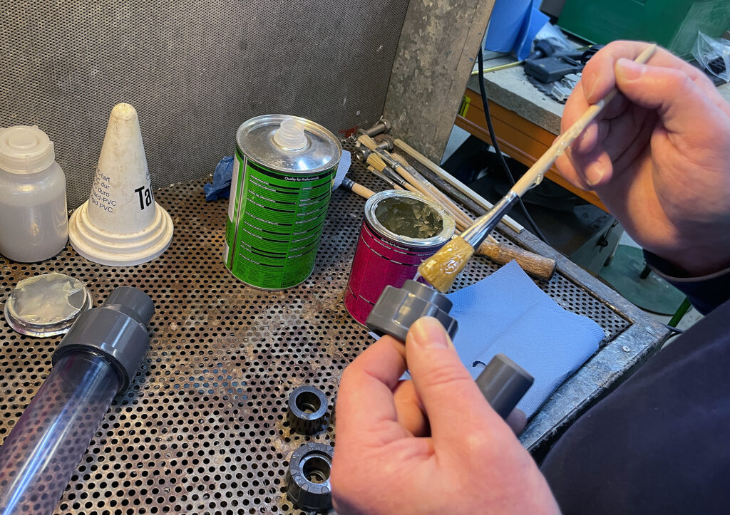 Verkleben von Kunststoffteilen bei Akudo