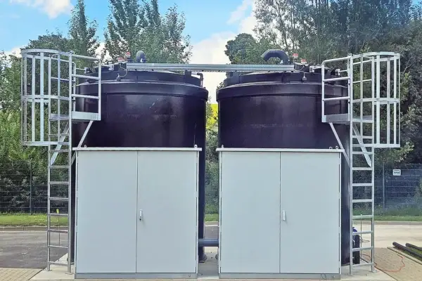 2 Fällmittel-Dosierschränke/Dosieranlagen jeweils mit Lagerbehälter inkl. Aufstiegsleiter und Bedienpodest