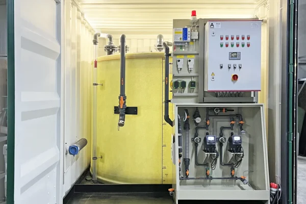 Fällmittel-Dosieranlage mit Lagertank im Container