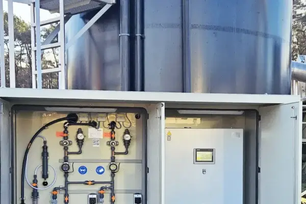 Fällmittel-Dosieranlage mit Lagerbehälter inkl. Aufstiegsleiter und Bedienpodest